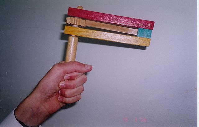 上图:犹太人庆祝普洱节时用来制造噪声的玩具「Gragger」,意地绪语(Yiddish)的意思是「噪音」,用来象征涂抹亚玛力人哈曼的名号。以斯帖时代亚玛力王亚甲的后裔哈曼企图消灭犹太人,每年普珥节犹太人要当众读以斯帖记,要45次提到哈曼的名字,每次犹太人都会大声喧嚷,把哈曼的名字压下去,用各种形式、玩具来象征「你要将亚玛力的名号从天下涂抹了,不可忘记」(申二十五19)。