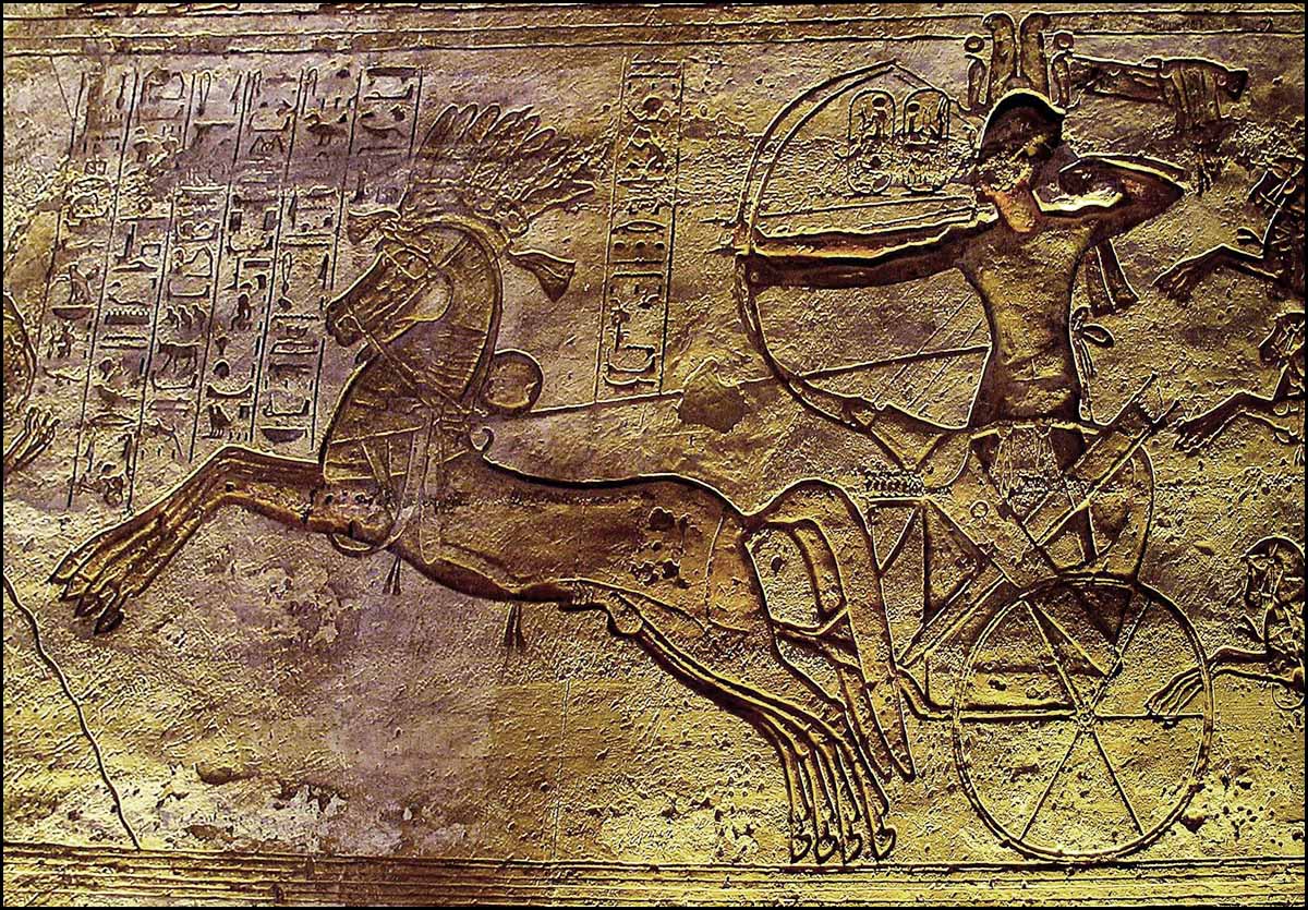上图:古埃及第十九王朝的拉美西斯二世法老(Ramses II,主前1279-1213年)在主前1274年的加低斯战役(Battle of Kadesh)中。加低斯战役是埃及与赫人帝国为争夺叙利亚而发生的战役,也是历史上最早记录细节的战役。当时法老的两万军队分成四个师,分别以不同的神祇命名:塞特(Seth Division)、阿蒙(Amun Division)、普塔(Ptah Division)和拉(Re Division) ,这四个神祇就成为他们的旌旗。