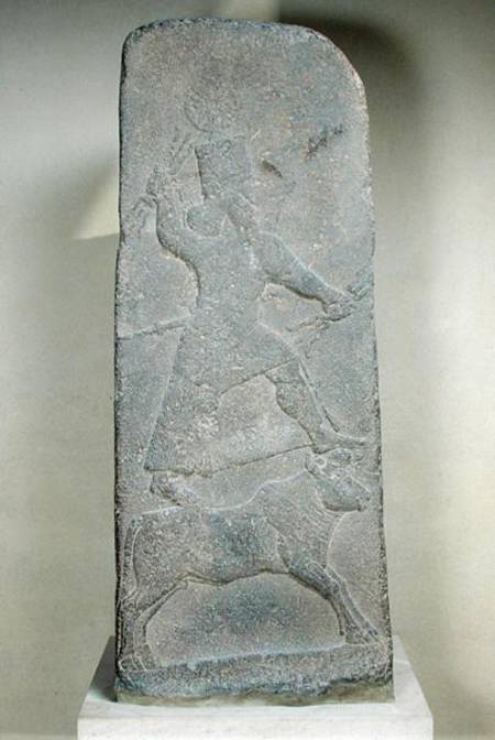 上图:主前8世纪亚述的风暴之神Hadad(巴力的别名)石雕,出土于叙利亚北部的From Arslan-Tash,现藏于卢浮宫。石雕中的巴力手持闪电,站在一只公牛上。迦南地也出土了许多青铜的公牛小像,代表站在牛背上的巴力。以色列人在西奈山下可能也是用金牛犊来代表站在牛背上的众神。