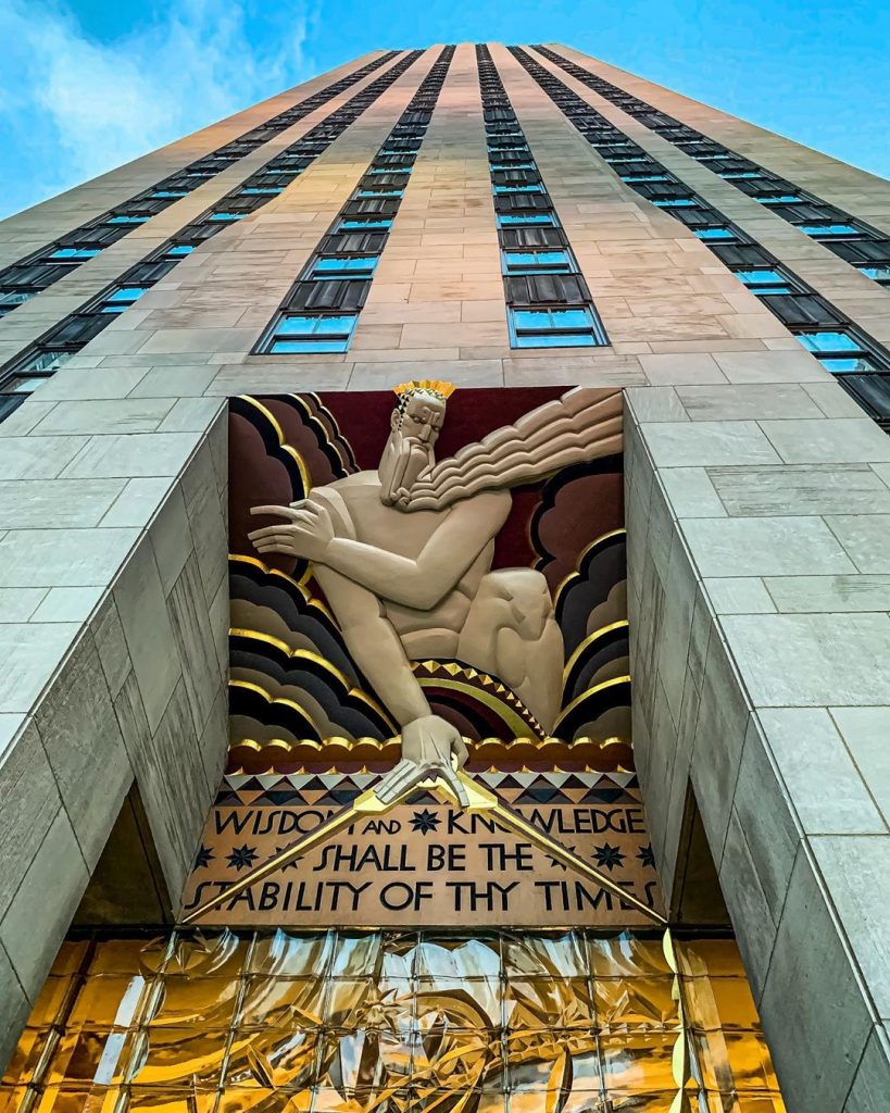 上图:纽约曼哈顿洛克菲勒广场30号(30 Rockefeller Plaza)的正门入口装饰,上面的文字引自《以赛亚书》:「你一生一世必得安稳——有丰盛的救恩,并智慧和知识;你以敬畏耶和华为至宝」(赛三十三6)。